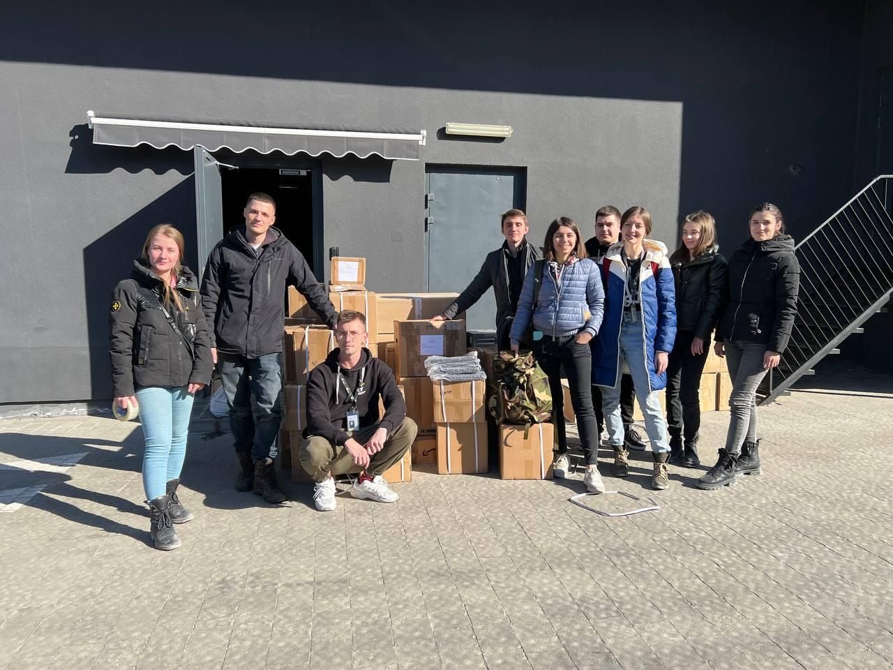 Волонтери працюють над забезпеченням бійців усім необхідним від продуктів до техніки. Фото надала Світлана