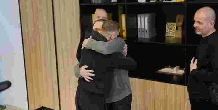 Син  у Львові з трьома чоловіками, яким пересадили органи його батька