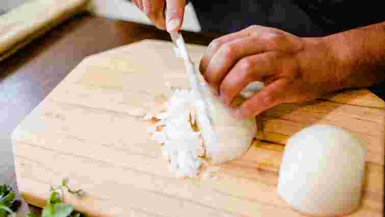 Як нарізати цибулю без сліз: 5 перевірених методів