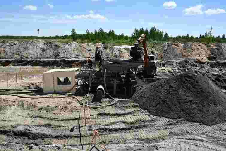 Удвічі дешевше від стартової ціни: на Рівненщині продають спецдозвіл на родовище бурштину