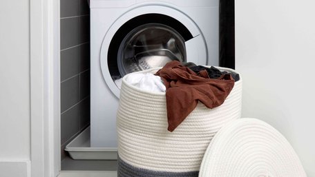 Чому білизна збивається в підковдрі: як уникнути цього під час прання