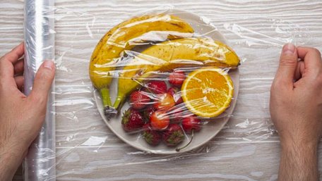 Навіщо класти харчову плівку в морозилку: корисний лайфгак