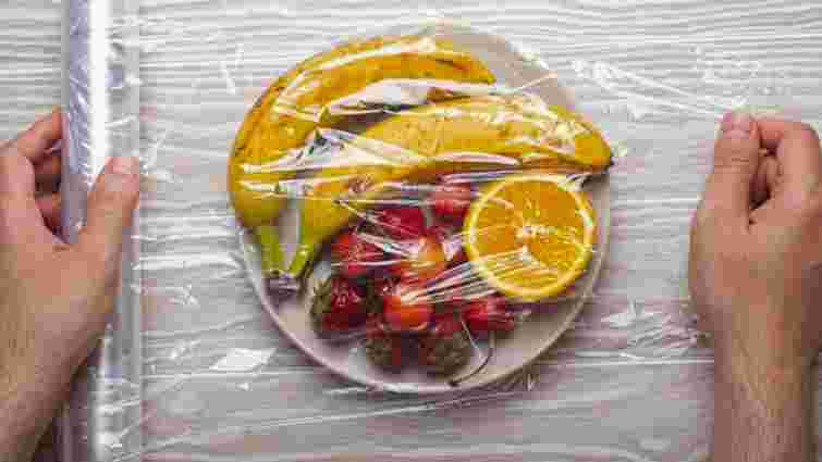 Навіщо класти харчову плівку в морозилку: корисний лайфгак