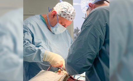 Рівненські лікарі зупинили серце та легені пацієнта під час унікальної операції