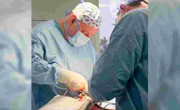 Рівненські лікарі зупинили серце та легені пацієнта під час унікальної операції