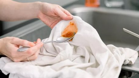 Як вивести плями від томатного соусу і помідорів з одягу: справді дієві способи