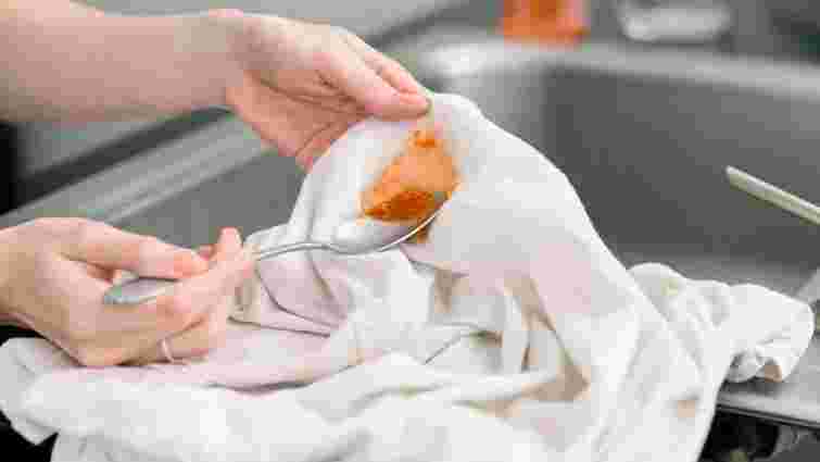 Як вивести плями від томатного соусу і помідорів з одягу: справді дієві способи