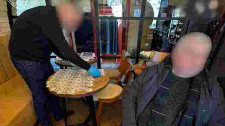 Депутат міськради на Тернопільщині за гроші знімав військовозобовʼязаних з розшуку