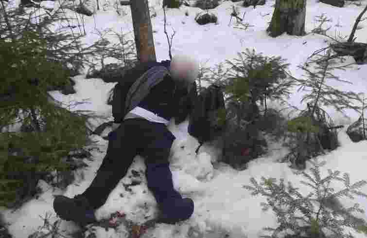 У лісі на кордоні з Румунією виявили тіло 29-річного чоловіка