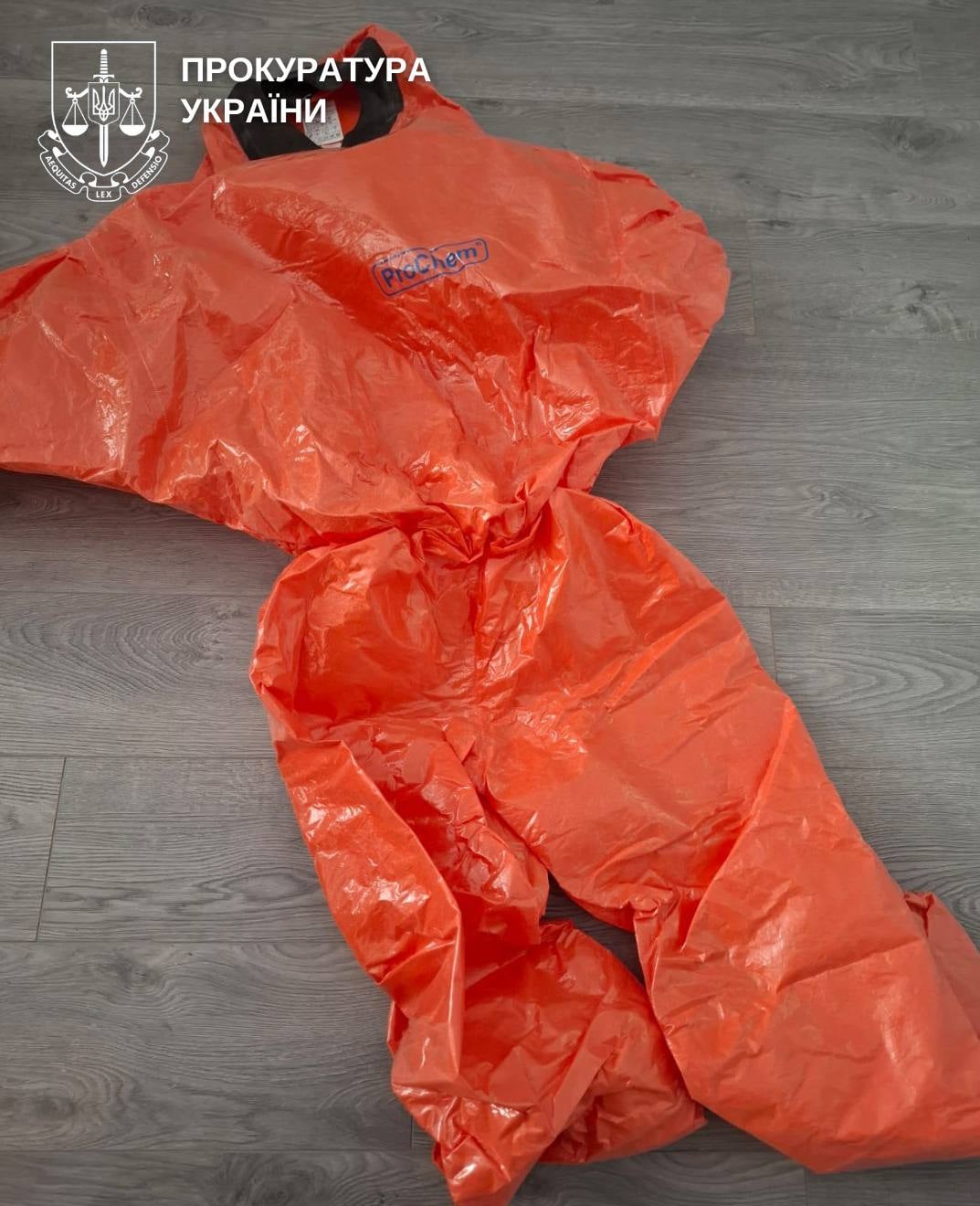 Неякісні комплекти хімічного захисту (фото Офісу генпрокурора)