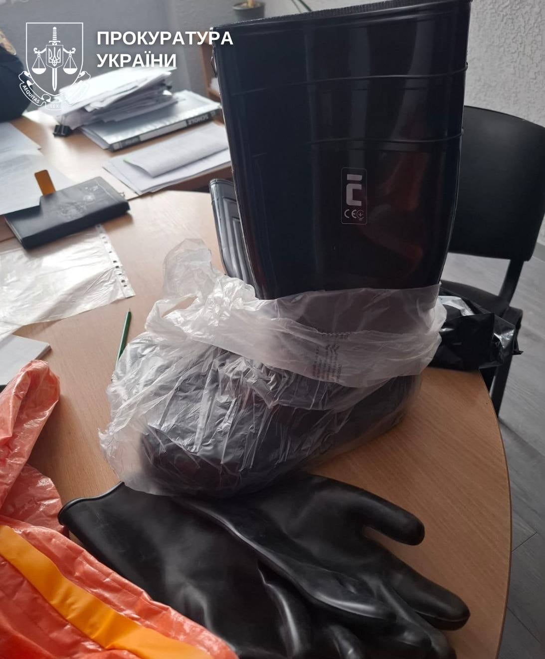 Неякісні комплекти хімічного захисту (фото Офісу генпрокурора