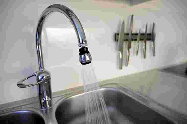 Ніколи не зливайте це в раковину: 7 рідин, які руйнують труби