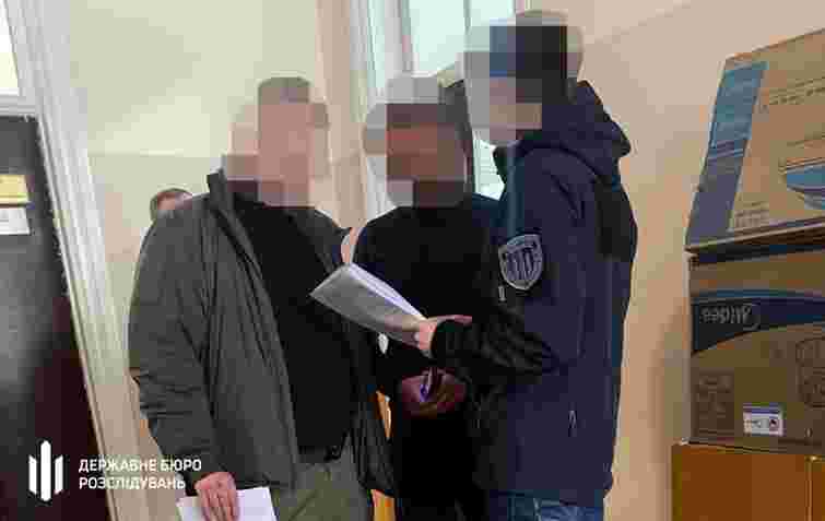 Під час затримання чоловіка в Хмельницькому поліцейський зламав йому ногу та ребро