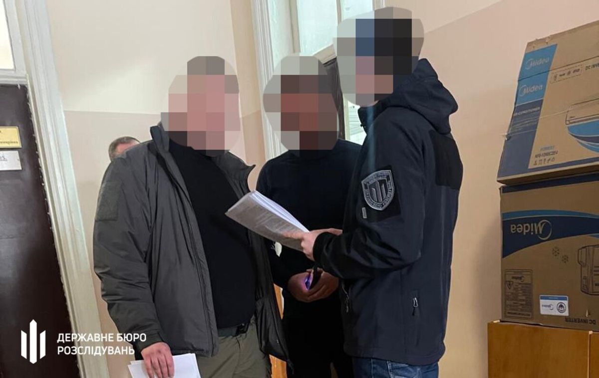 Під час затримання чоловіка в Хмельницькому поліцейський зламав йому ногу та ребро