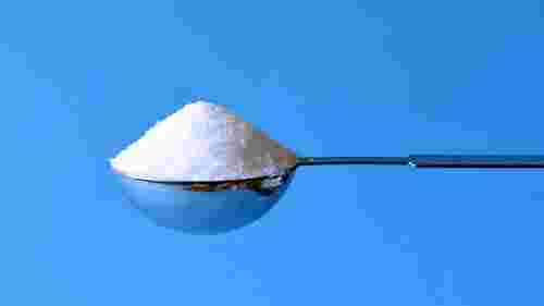  Економія або зайві проблеми: чи можна сипати цукор на лід біля під’їзду