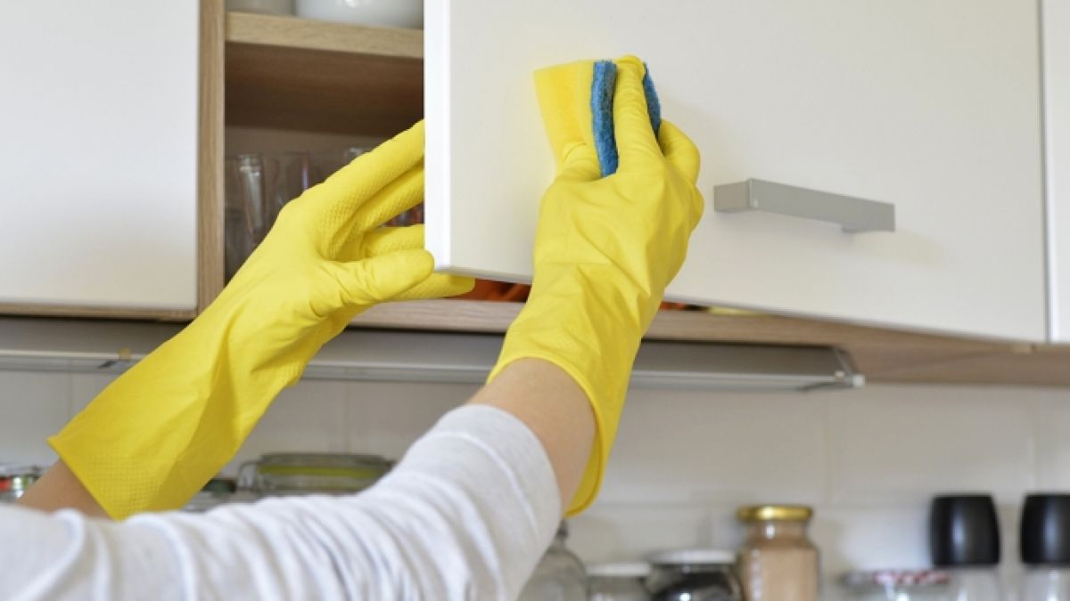 Що допоможе видалити жир з кухонних поверхонь: корисні поради