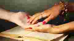 Шахрайка у Франківську виманила в неповнолітньої дівчини 20 тис. доларів за зняття вроків