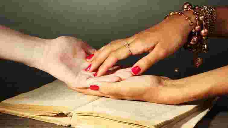 Шахрайка у Франківську виманила в неповнолітньої дівчини 20 тис. доларів за зняття вроків