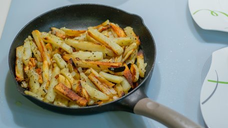 Без зайвої олії: як посмажити картоплю до хрусткої скоринки