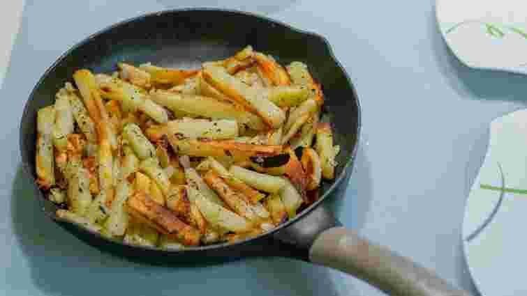 Без зайвої олії: як посмажити картоплю до хрусткої скоринки