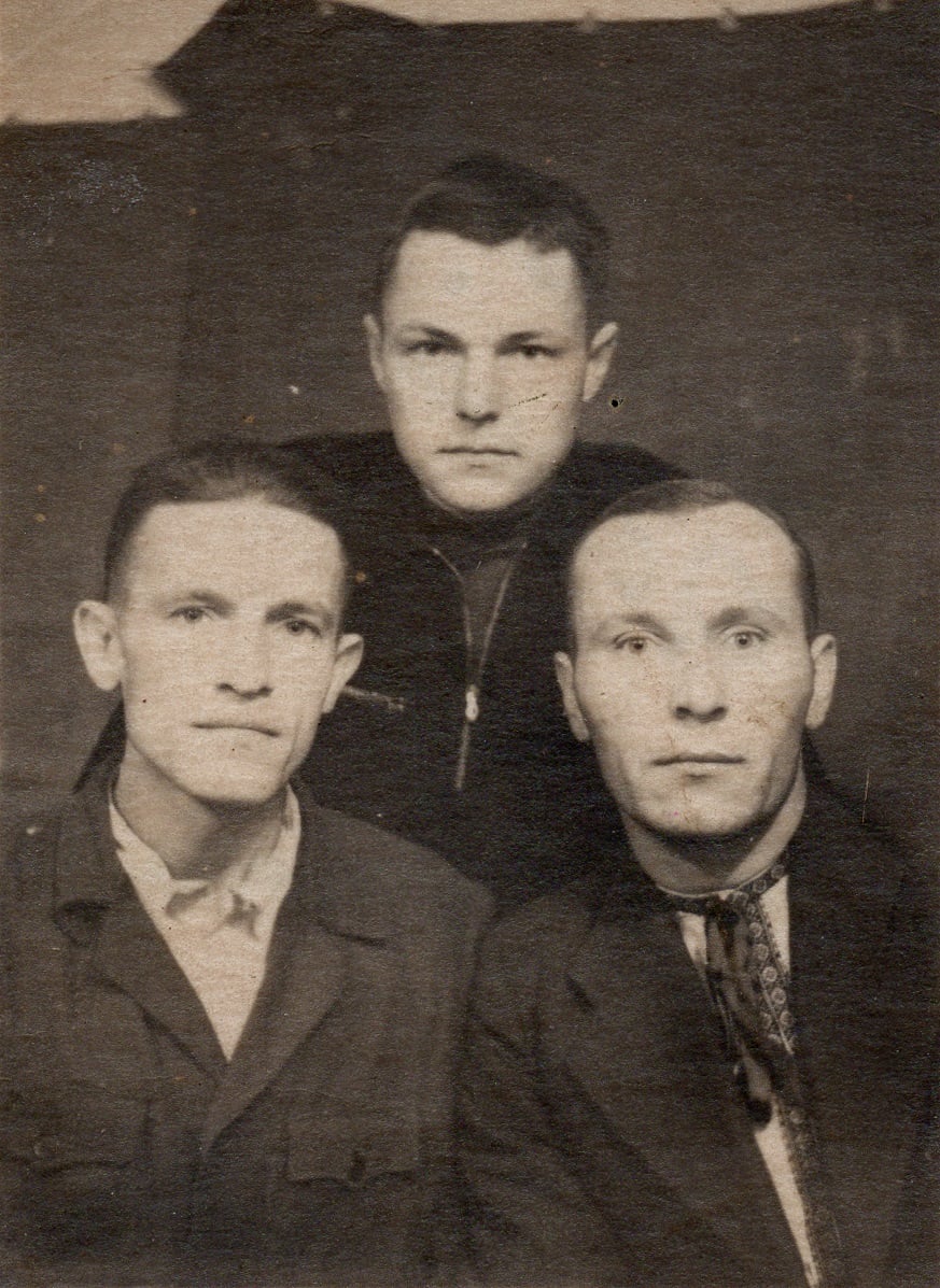 Володимир Чубей (в центрі) з друзями під час ув’язнення, 8 листопада 1954 року. З колекції ГО «Після тиші»