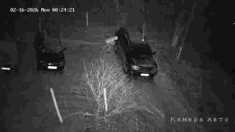 Міському голові Кіцмані Сергію Булезі зловмисник порізав колеса автомобіля