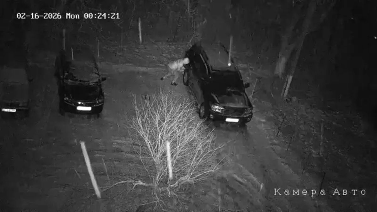 Міському голові Кіцмані Сергію Булезі зловмисник порізав колеса автомобіля