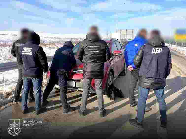 Львівський митник організував незаконний виїзд чоловіків за паспортами пенсіонерів