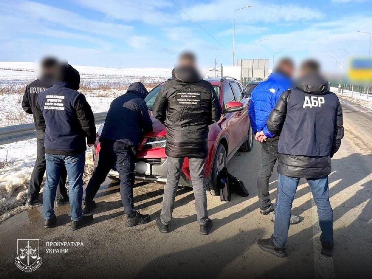 Львівський митник організував незаконний виїзд чоловіків за паспортами пенсіонерів