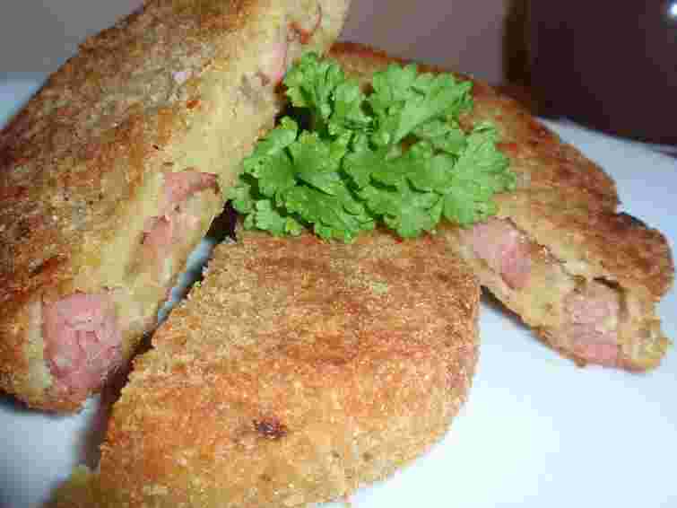 Закуска з далекого дитинства: смажена варена ковбаса у клярі