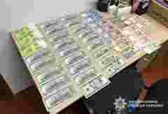 Директорка угорськомовної школи на Закарпатті фіктивно оформляла на роботу чоловіків