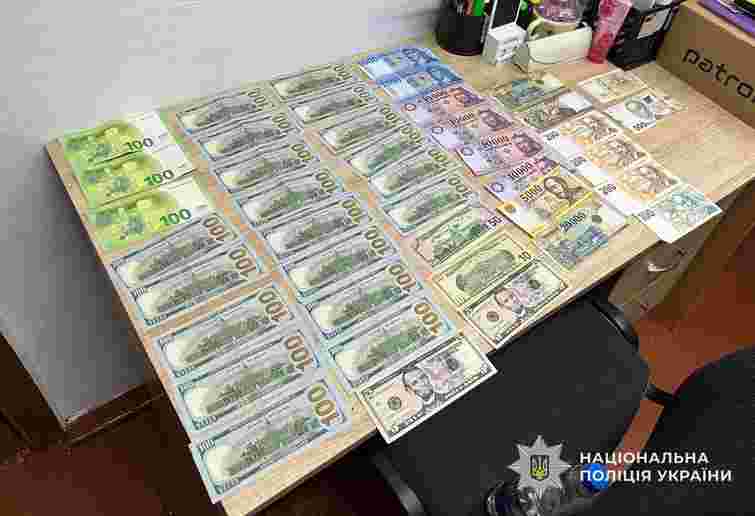 Директорка угорськомовної школи на Закарпатті фіктивно оформляла на роботу чоловіків