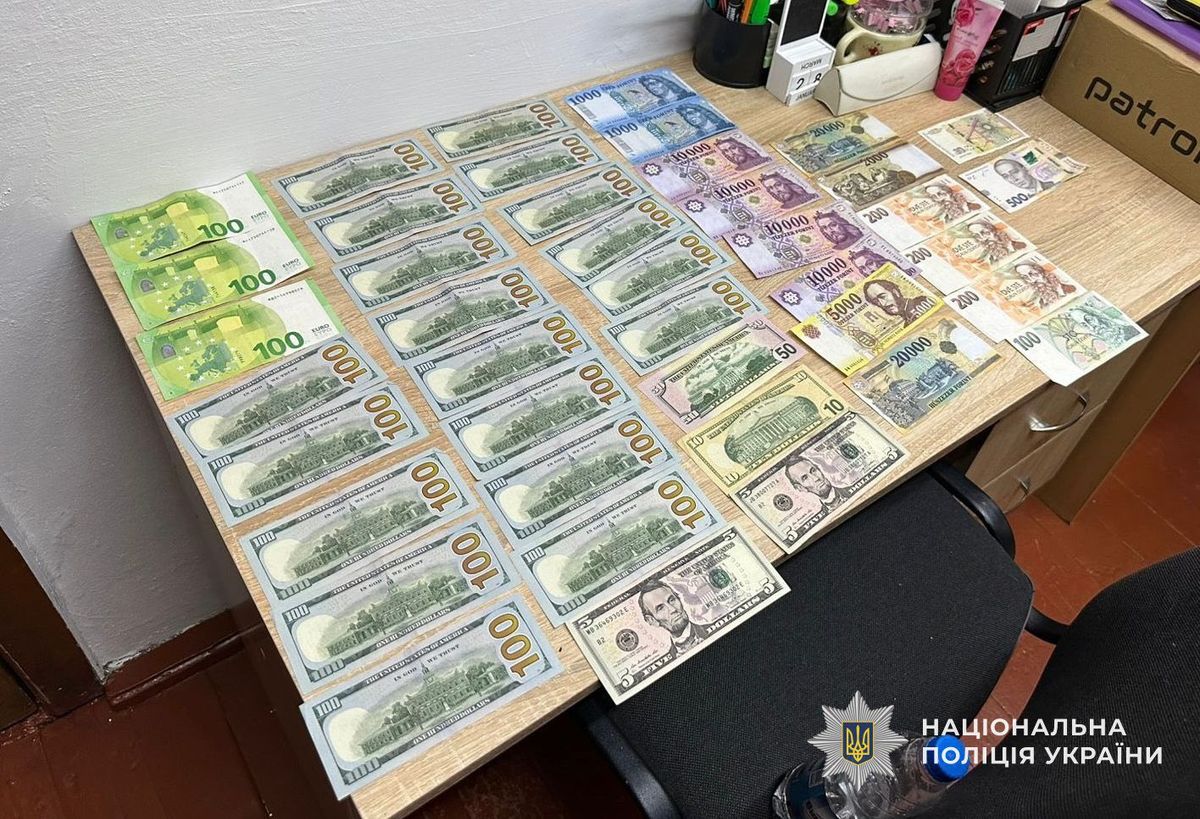 Директорка угорськомовної школи на Закарпатті фіктивно оформляла на роботу чоловіків