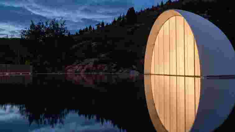 Дзеркальний місяць серед гір: у Китаї побудували унікальну весільну каплицю