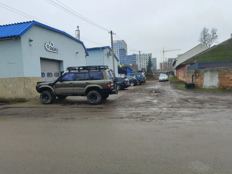 Батьки заступника голови ЛОР Юрія Холода скуповують землю під забудову у Львові