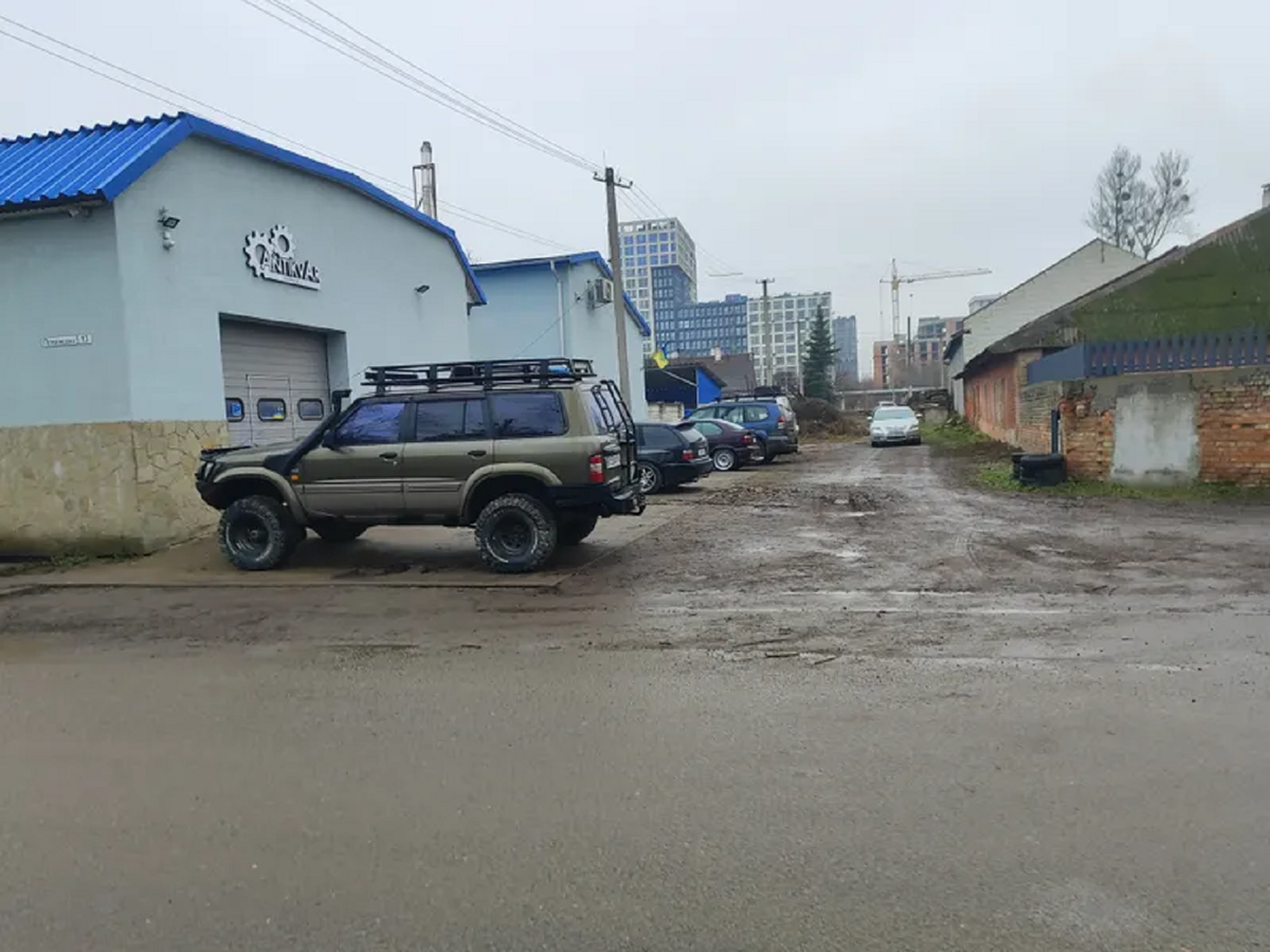 Батьки заступника голови ЛОР Юрія Холода скуповують землю під забудову у Львові