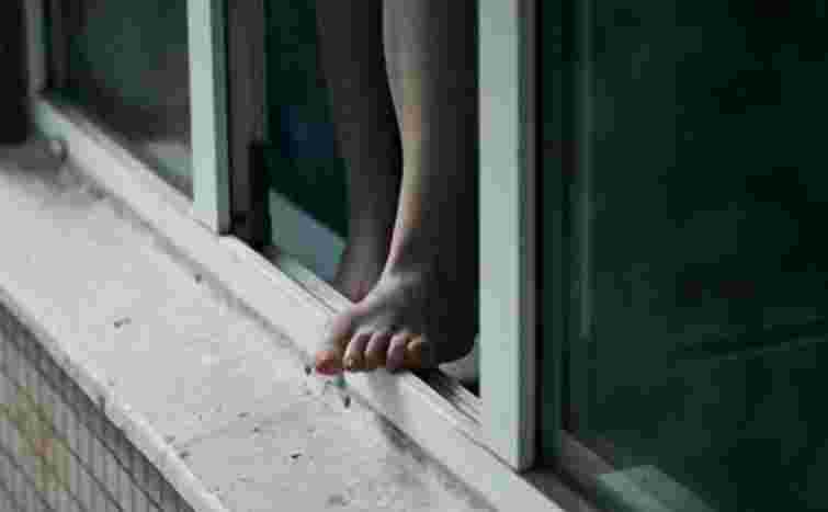 19-річна дівчина випала з 10 поверху та загинула у Франківську 