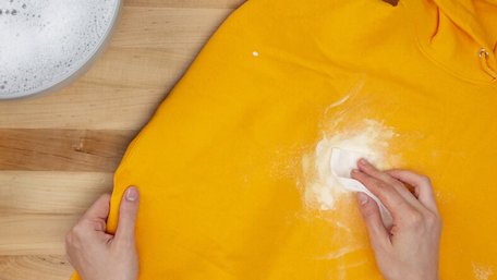 Як миттєво вивести плями від фарби з одягу: простий і дієвий спосіб