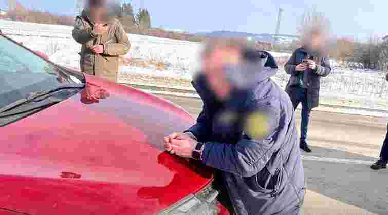 Стало відоме прізвище львівського митника, який переправляв чоловіків за паспортами померлих