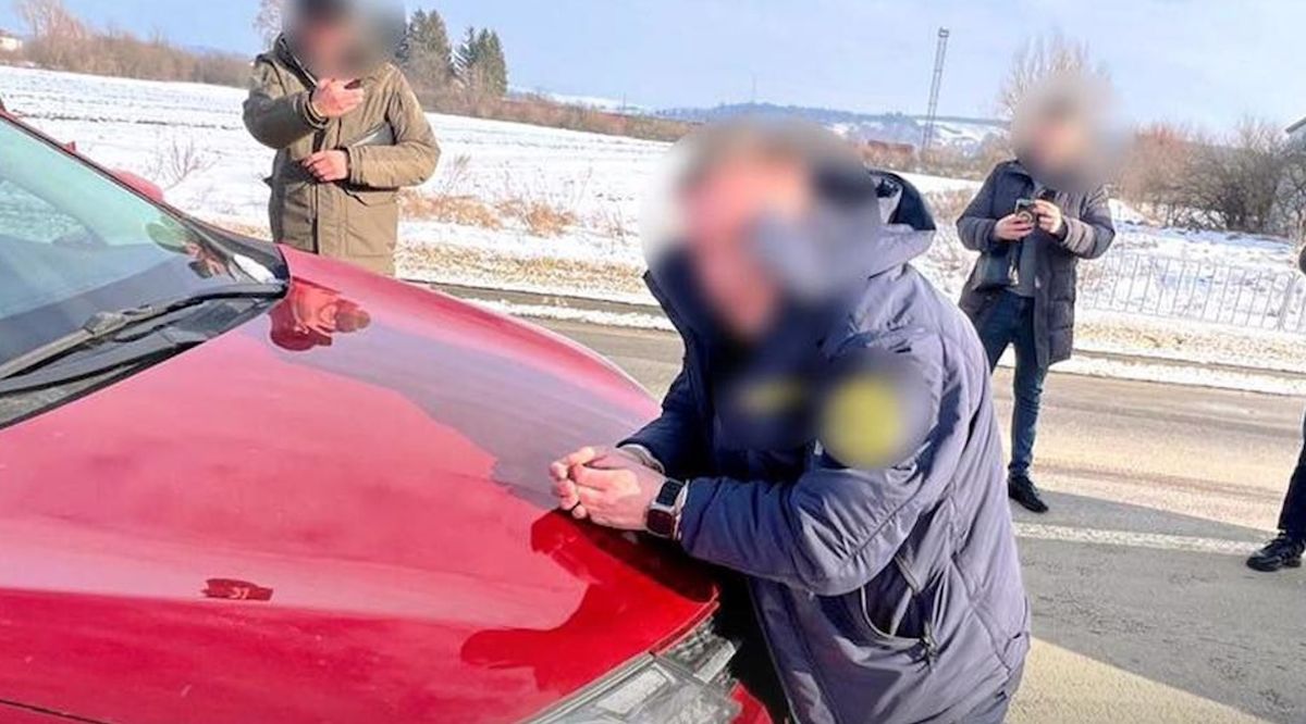 Стало відоме прізвище львівського митника, який переправляв чоловіків за паспортами померлих