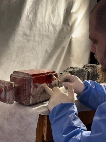 Фахівці відновили балясини сходів (фото ЛМР)