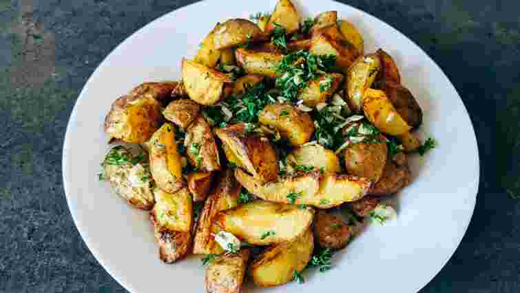 Чому потрібно розігрівати деко перед запіканням картоплі: секрет хрусткої скоринки