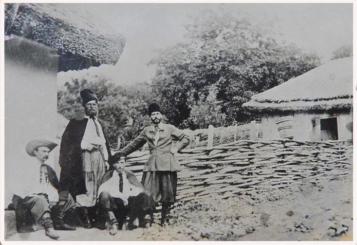 Коцюбинський (крайній праворуч) як представник філоксерної комісії на Бессарабії, 1892 рік (фото чернігівського музею)