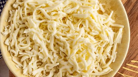 Як натерти плавлений сир без зайвого клопоту: вам знадобиться крапля олії