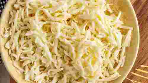 Як натерти плавлений сир без зайвого клопоту: вам знадобиться крапля олії