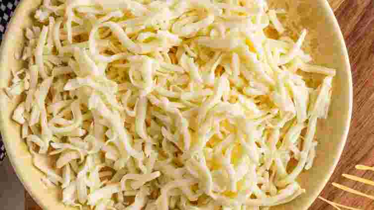 Як натерти плавлений сир без зайвого клопоту: вам знадобиться крапля олії