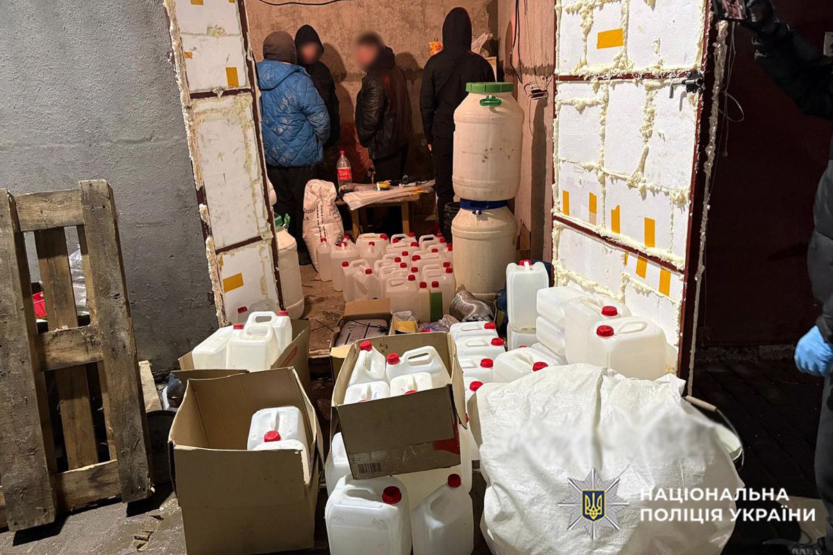  Четверо мешканців Хмельницького організували нарколабораторію у вантажівці