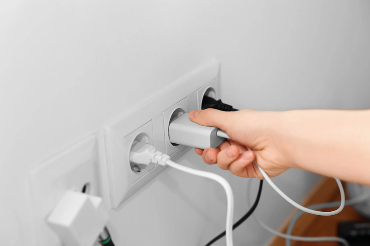 Енергетики пояснили, чому платіжки за світло можуть зростати навіть під час відключень