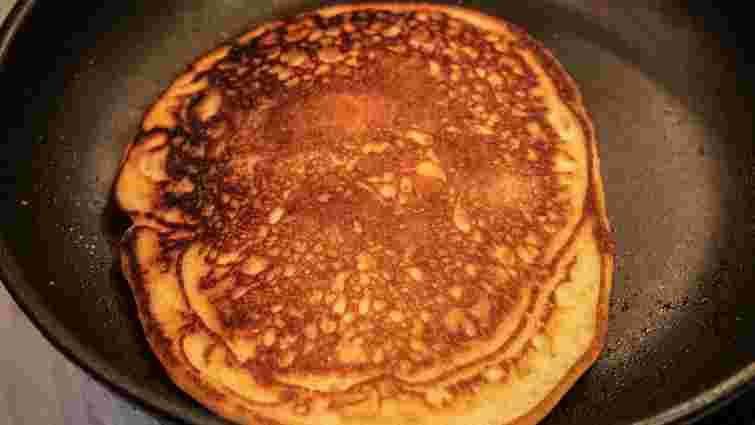 Завжди будуть пишними: 4 помилки при приготуванні оладок на кефірі та їх рішення