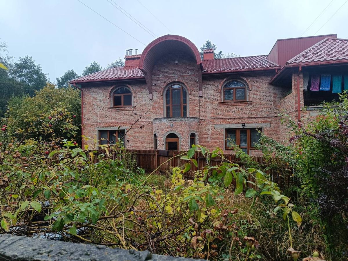 Прокуратура розслідує незаконне будівництво особняка на березі ставу Стосика у Львові